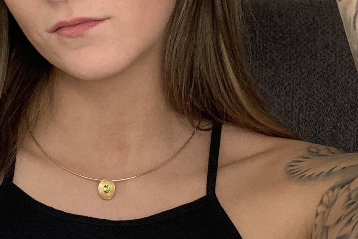585 Goldkette Gelbgold Collier auf Omega Kette mit gewölbten Plättchen Schale oval Peridot facettiert ausgefallen Omegareifen besonders