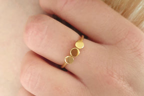 Plättchenring 585 Gelbgold 14 Karat Goldring filigraner Damenring mit 3 runden Punkten Scheiben Kreisen besondere Handarbeit Geschenk