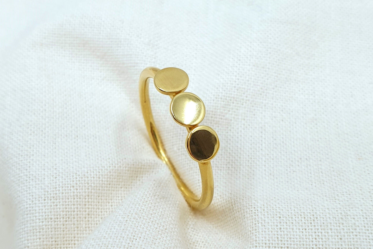 Plättchenring 585 Gelbgold 14 Karat Goldring filigraner Damenring mit 3 runden Punkten Scheiben Kreisen besondere Handarbeit Geschenk