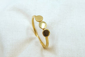 Plättchenring 585 Gelbgold 14 Karat Goldring filigraner Damenring mit 3 runden Punkten Scheiben Kreisen besondere Handarbeit Geschenk