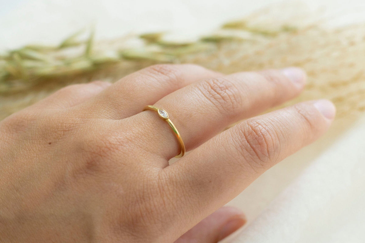 Brillant Ring aus 585 oder 750 Gelbgold, eleganter Diamant Ring, zarter Verlobungsring, Ehering Minimalist, handgefertigt